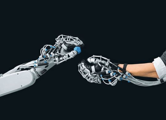 Die pneumatische Exohand von Festo lässt sich wie ein Handschuh anziehen, stützt die menschliche Hand von außen und verbessert so ihre Stärke und Ausdauer. Die pneumatische Exohand von Festo lässt sich wie ein Handschuh anziehen, stützt die menschliche Hand von außen und verbessert so ihre Stärke und Ausdauer.