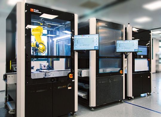 Brightware generiert Anleitungen, die zur Ausführung an die Robotikmodule (Bright Robotic Cells) in der Fabrikhalle gesendet werden. Brightware generiert Anleitungen, die zur Ausführung an die Robotikmodule (Bright Robotic Cells) in der Fabrikhalle gesendet werden.