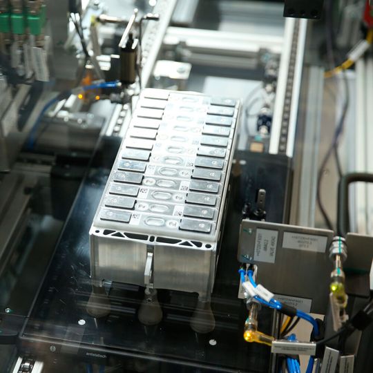 Bislang hatte BMW für den Einkauf von Batteriezellen mit vier Milliarden Euro geplant. Jetzt stocken die Münchner deutlich auf. Bislang hatte BMW für den Einkauf von Batteriezellen mit vier Milliarden Euro geplant. Jetzt stocken die Münchner deutlich auf.