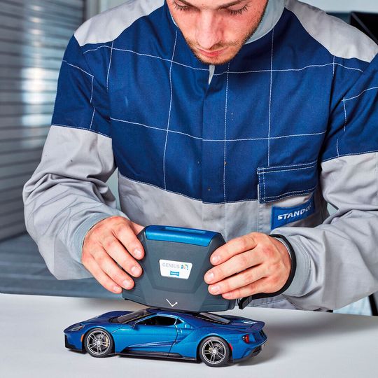 Der Sonderfarbton Standox-Performance-Blue findet sich nur auf einer limierten Edition von Modellautos. Der Sonderfarbton Standox-Performance-Blue findet sich nur auf einer limierten Edition von Modellautos.