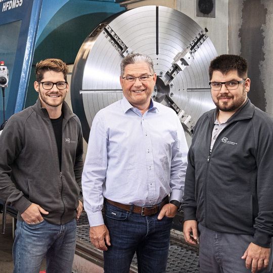 CEO Erwin Baumgartner mit seinen Söhnen Dominik und Raphael, die bereits im Unternehmen mit anpacken. Die Geschäftsleitung besteht noch aus weiteren 3 Kadermitarbeitern sowie der Schwester Agnes Huber (CFO). CEO Erwin Baumgartner mit seinen Söhnen Dominik und Raphael, die bereits im Unternehmen mit anpacken. Die Geschäftsleitung besteht noch aus weiteren 3 Kadermitarbeitern sowie der Schwester Agnes Huber (CFO).