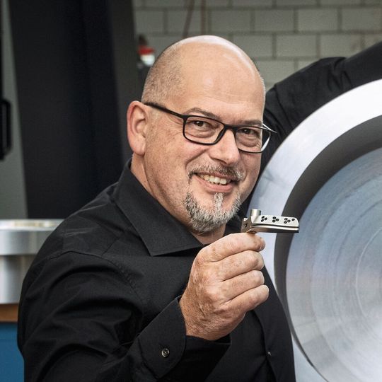 Unternehmer Robert Ott: vom hochkomplexen Frästeil bis hin zum Drehteil mit 900 mm Durchmesser und über zwei Meter Länge beherrscht das Unternehmen die gesamte Fertigungspalette. Unternehmer Robert Ott: vom hochkomplexen Frästeil bis hin zum Drehteil mit 900 mm Durchmesser und über zwei Meter Länge beherrscht das Unternehmen die gesamte Fertigungspalette.
