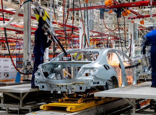 Mercedes-Benz baut in der Nähe von Mosakau Limousinen der E-Klasse und bald auch SUV-Modelle. Weil dabei Handarbeit gefragt ist, setzen die dort beschäftigten Schweißfachkräfte auf Handschweißzangen von Nimak. Mercedes-Benz baut in der Nähe von Mosakau Limousinen der E-Klasse und bald auch SUV-Modelle. Weil dabei Handarbeit gefragt ist, setzen die dort beschäftigten Schweißfachkräfte auf Handschweißzangen von Nimak.