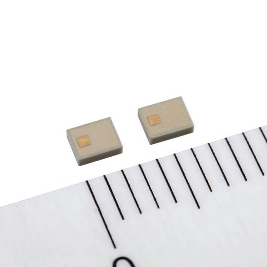 Die HF-Bauelemente der Reihe MMC sind laut TDK Marktforschung die weltweit ersten Vielschicht-Bandpassfilter für Millimeterwellen-Bänder in 5G-Netzen. Die HF-Bauelemente der Reihe MMC sind laut TDK Marktforschung die weltweit ersten Vielschicht-Bandpassfilter für Millimeterwellen-Bänder in 5G-Netzen.