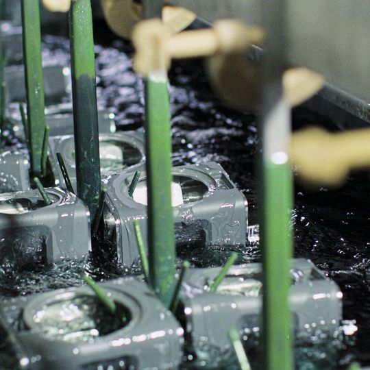 Oberflächenbehandlung und Präzisionsmechanik − alles aus einer Hand. Oberflächenbehandlung und Präzisionsmechanik − alles aus einer Hand.