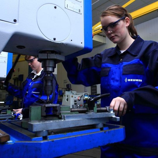 Die Beumer Maschinenfabrik im nordrhein-westfälischen Beckum ist einer der besten Ausbildungsbetriebe Deutschlands. Die Beumer Maschinenfabrik im nordrhein-westfälischen Beckum ist einer der besten Ausbildungsbetriebe Deutschlands.