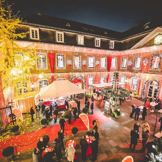 Die Gala für die Preisverleihung der „eco://awards“ hat in der bereits weihnachtlich dekorieren „Wolkenburg“ stattgefunden. Die Gala für die Preisverleihung der „eco://awards“ hat in der bereits weihnachtlich dekorieren „Wolkenburg“ stattgefunden.