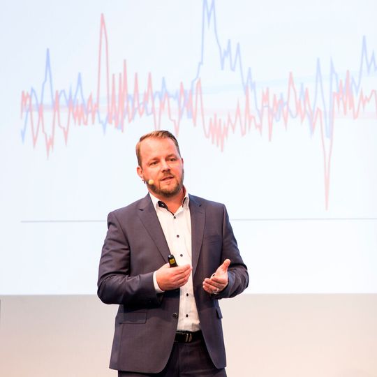 Daniel Fritz, Marketingleiter der AHG-Gruppe, zeigte auf dem Mobile.de Weckruf 2019 auf, wie das Handelsunternehmen seine Onlinepräsenz mithilfe der Analyse von Nutzerdaten umbaute. Daniel Fritz, Marketingleiter der AHG-Gruppe, zeigte auf dem Mobile.de Weckruf 2019 auf, wie das Handelsunternehmen seine Onlinepräsenz mithilfe der Analyse von Nutzerdaten umbaute.