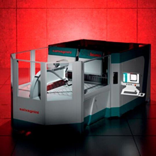The P2lean panel bender is equipped with an automatic ABA blankholder and offers universal bending tools for automatic bending and handling cycles. The P2lean panel bender is equipped with an automatic ABA blankholder and offers universal bending tools for automatic bending and handling cycles.