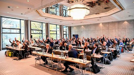 Alle Hände gingen nach oben, als die Bundestarifkommission am Freitagnachmittag über das Tarifpaket für die 580.000 Chemie-Beschäftigten abstimmte. Alle Hände gingen nach oben, als die Bundestarifkommission am Freitagnachmittag über das Tarifpaket für die 580.000 Chemie-Beschäftigten abstimmte.
