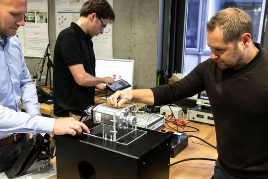 Die Forscher Fabian Ebner (l.), Leonhard Angerpointner (m.) und Dominik Schubert (r.), entwickeln unterschiedliche Methoden der Soundgestaltung von Elektrofahrzeugen.