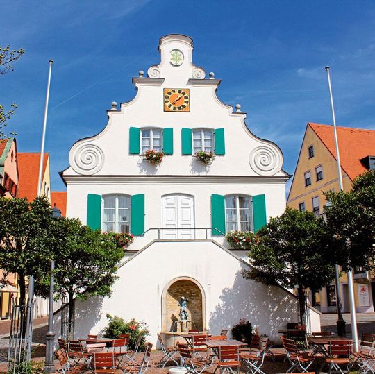 Die Stadt Aichach (hier: Rathaus) muss, wie jede Kommune, auf den Geldbeutel schauen Die Stadt Aichach (hier: Rathaus) muss, wie jede Kommune, auf den Geldbeutel schauen