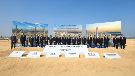 BASF hat das High-Tech-Verbundprojekt in Zhanjiang in der Provinz Guangdong/China offiziell gestartet. BASF hat das High-Tech-Verbundprojekt in Zhanjiang in der Provinz Guangdong/China offiziell gestartet.