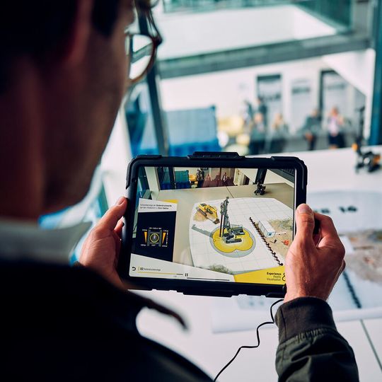 Liebherr AR Experience projiziert mithilfe von Augmented Reality (AR) digitale 3D-Daten in die reale Umgebung. Liebherr AR Experience projiziert mithilfe von Augmented Reality (AR) digitale 3D-Daten in die reale Umgebung.