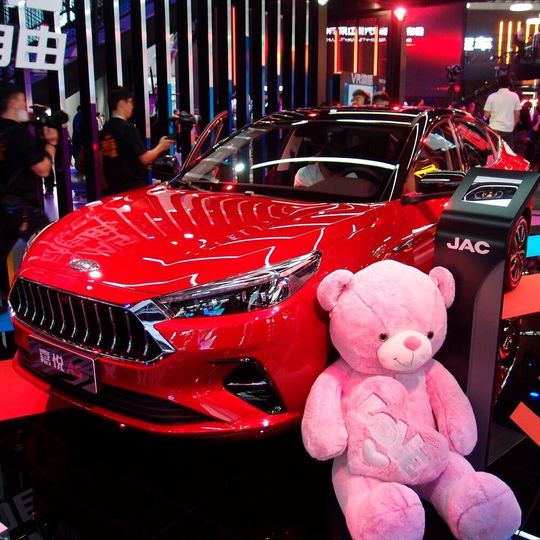 Die chinesische Marke Jac versucht in Guangzhou, ihre Produktdarbietung zu emotionalisieren. Die chinesische Marke Jac versucht in Guangzhou, ihre Produktdarbietung zu emotionalisieren.