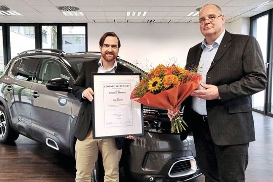 Auslieferung aus dem Lehrbuch: Zitrön- und Citroën Deutschlandchef Wolfgang Schlimme (re.) übergibt Gewinner Dirk Resnik den einzigen Zitrön Z5 Aircross.