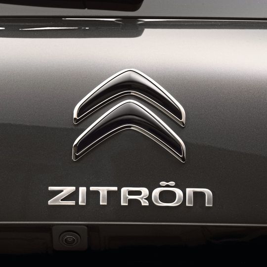 Eigentlich hätte der Doppelwinkel umgedreht werden müssen: „Doppeltes Lachen“ für die gelungene Citroën-Fake-Kampagne. Eigentlich hätte der Doppelwinkel umgedreht werden müssen: „Doppeltes Lachen“ für die gelungene Citroën-Fake-Kampagne.