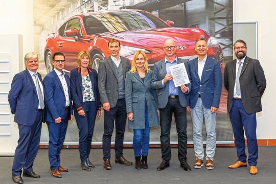 Toyota hat erfolgreich die Zertifizierung für die Ausbildung von „Geprüften Automobilverkäufern“ bestanden.