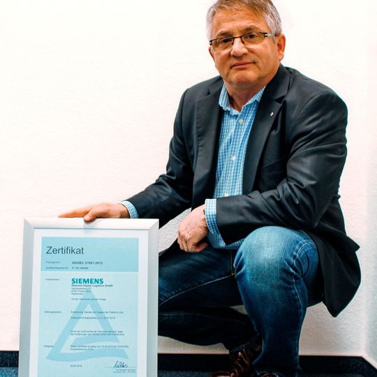 Thomas Köhler, hier mit der brandaktuellen Zertifizierung für Informationssicherheit für die Logistikplattform AX4, ist neuer „Information Security Officer“ bei Siemens Digital Logistics. Thomas Köhler, hier mit der brandaktuellen Zertifizierung für Informationssicherheit für die Logistikplattform AX4, ist neuer „Information Security Officer“ bei Siemens Digital Logistics.