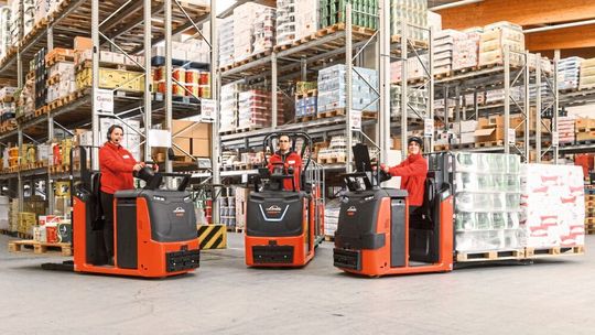 Les nouveaux modèles de transpalettes Linde N20 C permettent une préparation de commandes confortable, sûre et donc économique pour des charges comprises entre 1,2 et 2,5 tonnes. Les nouveaux modèles de transpalettes Linde N20 C permettent une préparation de commandes confortable, sûre et donc économique pour des charges comprises entre 1,2 et 2,5 tonnes.
