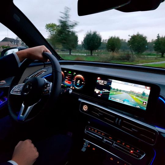 Vernetzte Fahrzeuge können Informationen aus ihrer Umgebung selbst erfassen, darunter die Straßeninfrastruktur, Daten aus anderen Fahrzeugen soweit auch diese vernetzt sind oder sogar von Fußgängern. Vernetzte Fahrzeuge können Informationen aus ihrer Umgebung selbst erfassen, darunter die Straßeninfrastruktur, Daten aus anderen Fahrzeugen soweit auch diese vernetzt sind oder sogar von Fußgängern.