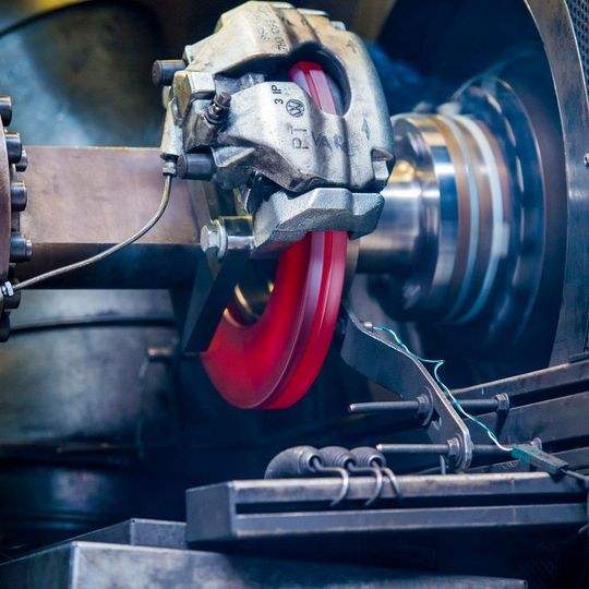 Nach den Abgasen der Motoren rückt immer stärker der Feinstaub in den Blickpunkt, der vor allem beim Bremsen entsteht. Nach den Abgasen der Motoren rückt immer stärker der Feinstaub in den Blickpunkt, der vor allem beim Bremsen entsteht.