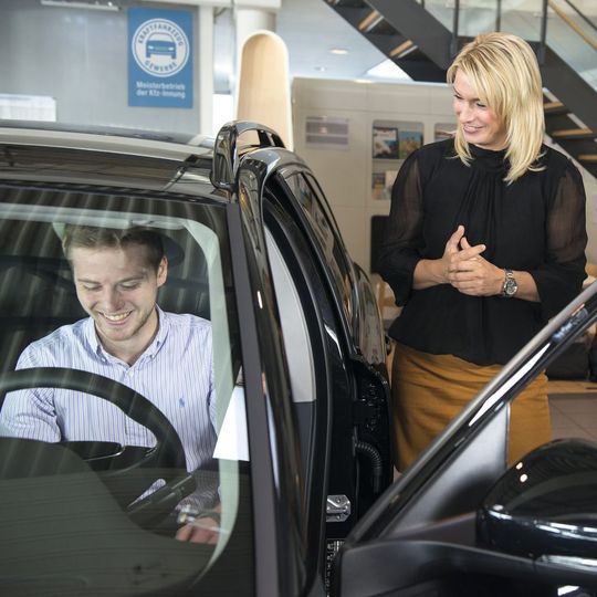 Automobilverkäufer sind gefragt. Automobilverkäufer sind gefragt.