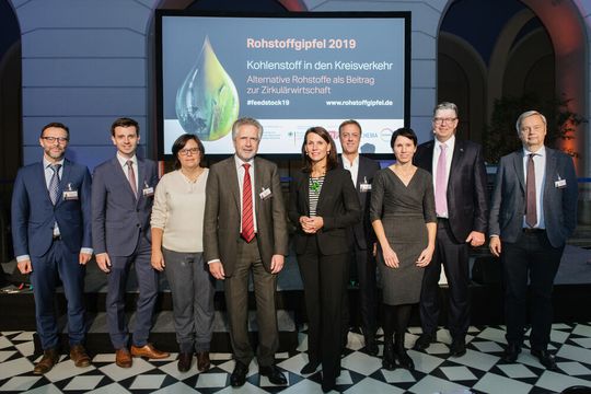 Wege zur Kreislaufwirtschaft – darüber sprachen Vertreter von Wirtschaft, Politik, Wissenschaft und Medien auf dem Rohstoffgipfel 2019 in Berlin. Wege zur Kreislaufwirtschaft – darüber sprachen Vertreter von Wirtschaft, Politik, Wissenschaft und Medien auf dem Rohstoffgipfel 2019 in Berlin.