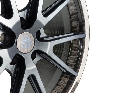 Leichtfüßiger in die Kurven: Das erste Pkw-Carbonrad für Endkunden hat Thyssenkrupp Carbon Components jetzt der Öffentlichkeit präsentiert. Leichtfüßiger in die Kurven: Das erste Pkw-Carbonrad für Endkunden hat Thyssenkrupp Carbon Components jetzt der Öffentlichkeit präsentiert.