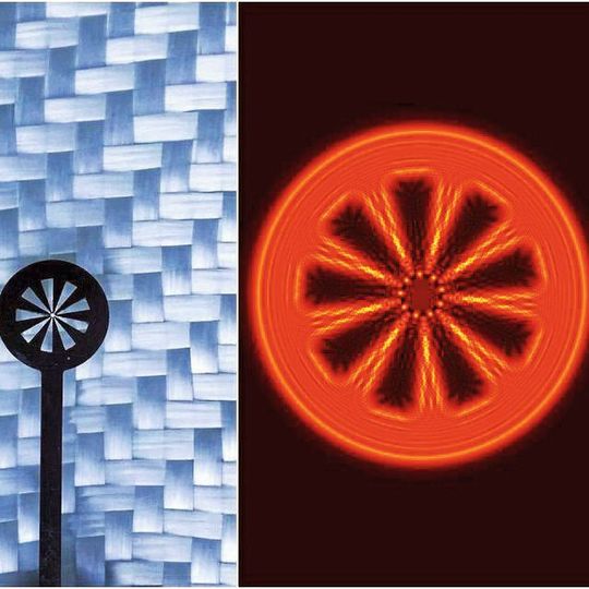 Terahertz-Strahlen erlauben es, ein Objekt (links) durch Textilien hindurch abzubilden, wie die Rekonstruktion (rechts) zeigt. Terahertz-Strahlen erlauben es, ein Objekt (links) durch Textilien hindurch abzubilden, wie die Rekonstruktion (rechts) zeigt.