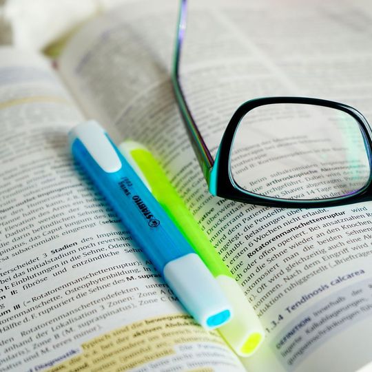 Die Fähigkeit gefährliche Eigenschaften von Stoffen, Gemischen und Reaktionen kennen und bewerten zu können vermittelt der Dechema-Kurs “Sicherheit chemischer Reaktionen”. Die Fähigkeit gefährliche Eigenschaften von Stoffen, Gemischen und Reaktionen kennen und bewerten zu können vermittelt der Dechema-Kurs “Sicherheit chemischer Reaktionen”.