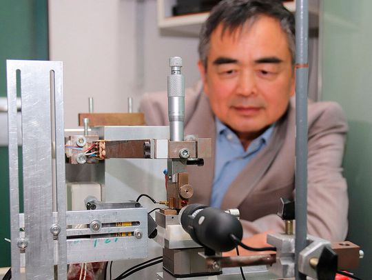 Professor Dr. Jian Song und sein Team forschen in enger Kooperation mit der Industrie der elektrischen Verbindungstechnik und mit der Automobilindustrie. Die Schwerpunkte liegen auf der Erforschung und Verbesserung von Funktionsoberflächen und Schichtsystemen für elektrische Kontakte. Professor Dr. Jian Song und sein Team forschen in enger Kooperation mit der Industrie der elektrischen Verbindungstechnik und mit der Automobilindustrie. Die Schwerpunkte liegen auf der Erforschung und Verbesserung von Funktionsoberflächen und Schichtsystemen für elektrische Kontakte.