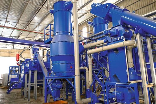Die Recycling-Anlage liefert Nichteisenmetalle, Eisenmetalle, Kunststoffe und PUR-Schaum. Die im Prozess freigesetzten „Blähmittel“ werden mittels einer Aktivkohle-Filteranlage filtriert und verflüssigt. Die Recycling-Anlage liefert Nichteisenmetalle, Eisenmetalle, Kunststoffe und PUR-Schaum. Die im Prozess freigesetzten „Blähmittel“ werden mittels einer Aktivkohle-Filteranlage filtriert und verflüssigt.