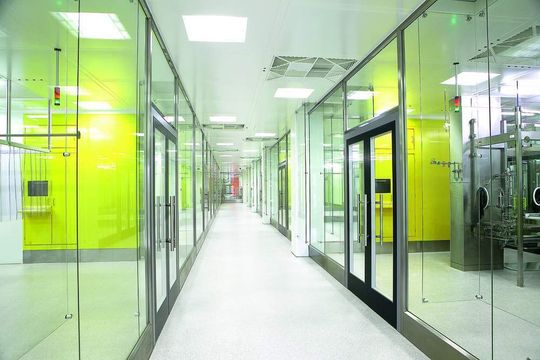 Durchblick erwünscht: Die neue Sterilfertigung von Hameln Pharma setzt auf Transparenz, Glastüren und Glaswände ermöglichen Mitarbeitern und Besuchern ungehinderte Einblicke in die Produktion. (Bilder: Hameln Pharma) Durchblick erwünscht: Die neue Sterilfertigung von Hameln Pharma setzt auf Transparenz, Glastüren und Glaswände ermöglichen Mitarbeitern und Besuchern ungehinderte Einblicke in die Produktion. (Bilder: Hameln Pharma)