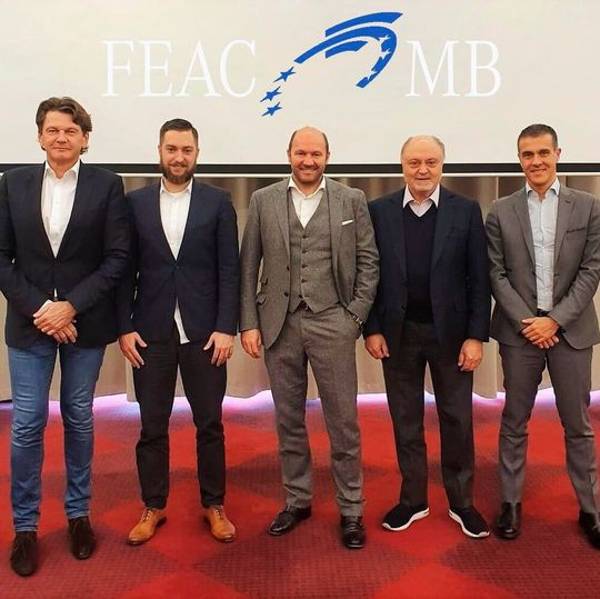 Jan Broos, Michael Farrenkopf, Friedrich Lixl, Oussama Kaddoura und Matteo Taverni (v.li.) leiten künftig den europäischen Mercedes-Benz-Händlerverband FEAC. Jan Broos, Michael Farrenkopf, Friedrich Lixl, Oussama Kaddoura und Matteo Taverni (v.li.) leiten künftig den europäischen Mercedes-Benz-Händlerverband FEAC.