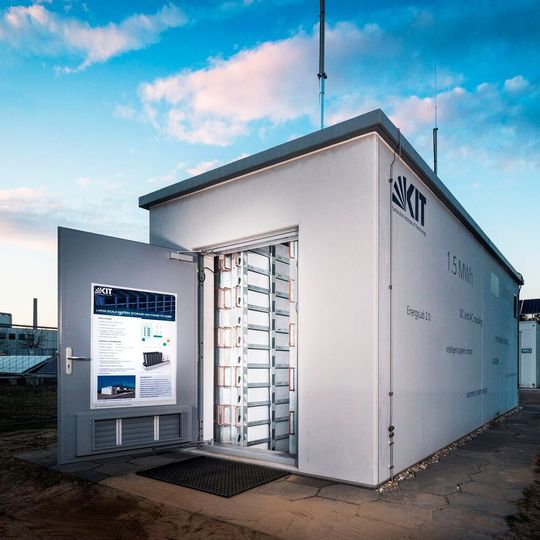 Besonders sicher und effizient: Der neue Lithium-Ionen-Batteriespeicher im Energy Lab 2.0 eignet sich als Quartiersspeicher zur lokalen Netzstabilisierung. Besonders sicher und effizient: Der neue Lithium-Ionen-Batteriespeicher im Energy Lab 2.0 eignet sich als Quartiersspeicher zur lokalen Netzstabilisierung.