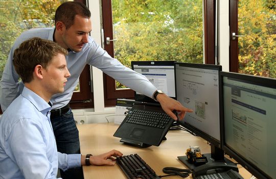 Eine Software hilft einfach dabei, zu prüfen, für welche Gemeinde die neue Technik in Frage kommt. Im Bild: Philipp Müller (vorne) und Andreas Glöckner. Eine Software hilft einfach dabei, zu prüfen, für welche Gemeinde die neue Technik in Frage kommt. Im Bild: Philipp Müller (vorne) und Andreas Glöckner.