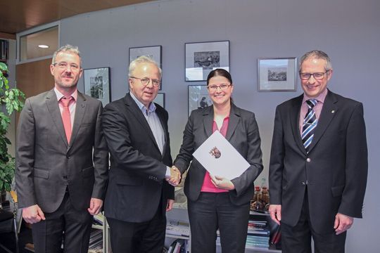 V. l.: Der Geschäftsführer des Fachbereichs Maschinenbau und Verfahrenstechnik Dr. Marcus Ripp, Universitätspräsident Prof. Dr. Helmut J. Schmidt, Prof. Dr. Kristin de Payrebrune und Dekan des Fachbereichs Prof. Dr. Tilmann Beck bei der Urkunden-Übergabe. V. l.: Der Geschäftsführer des Fachbereichs Maschinenbau und Verfahrenstechnik Dr. Marcus Ripp, Universitätspräsident Prof. Dr. Helmut J. Schmidt, Prof. Dr. Kristin de Payrebrune und Dekan des Fachbereichs Prof. Dr. Tilmann Beck bei der Urkunden-Übergabe.