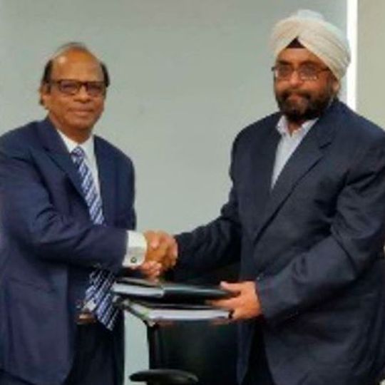 P.D. Samudra, CEO and Managing Director of Thyssenkrupp Industrial Solutions India, (left) and Ranjit Chugh, COO of Paradeep Phosphates shake hands after signing the contract. P.D. Samudra, CEO and Managing Director of Thyssenkrupp Industrial Solutions India, (left) and Ranjit Chugh, COO of Paradeep Phosphates shake hands after signing the contract.