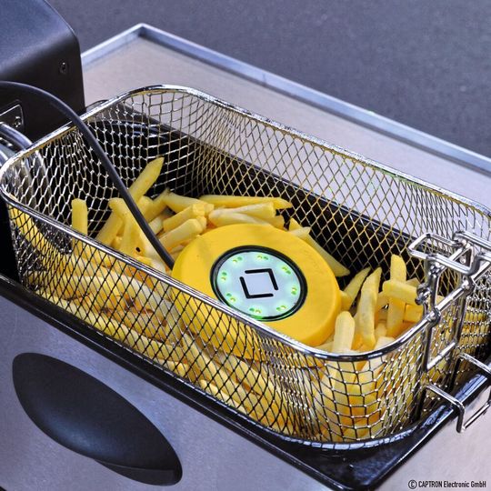 Ob der Taster nach seinem Bad in der Friteuse ähnlich gut schmeckt, wie frische Pommes, darf bzweifelt werden - funktionieren tut er aber noch wie vor dem Bad im Öl. Ob der Taster nach seinem Bad in der Friteuse ähnlich gut schmeckt, wie frische Pommes, darf bzweifelt werden - funktionieren tut er aber noch wie vor dem Bad im Öl.