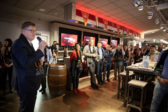 Covestro-Produktionsvorstand Klaus Schäfer drückte gemeinsam mit rund 150 geladenen Kollegen dem Team beim Deutschen Zukunftspreis in Berlin die Daumen. Covestro-Produktionsvorstand Klaus Schäfer drückte gemeinsam mit rund 150 geladenen Kollegen dem Team beim Deutschen Zukunftspreis in Berlin die Daumen.