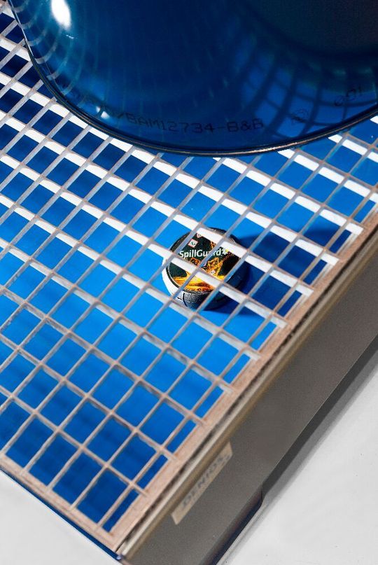 Kompakte Größe und einfache Funktion: Der Spill Guard ist für jede Auffangwanne geeignet. Kompakte Größe und einfache Funktion: Der Spill Guard ist für jede Auffangwanne geeignet.