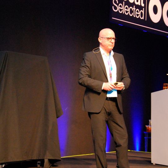 Armin Dürr, Technischer Leiter DACH bei Akzo Nobel kurz vor der Enthüllung das Paint Perform Air. Armin Dürr, Technischer Leiter DACH bei Akzo Nobel kurz vor der Enthüllung das Paint Perform Air.