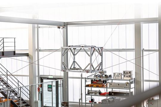Seilroboter sind eine Automatisierungslösung für große Arbeitsräume, schwere Lasten oder Anwendungen mit hoher Dynamik und Beschleunigung. Seilroboter sind eine Automatisierungslösung für große Arbeitsräume, schwere Lasten oder Anwendungen mit hoher Dynamik und Beschleunigung.