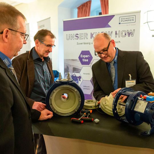 Natürlich gab's auf dem 17. Pumpen-Forum (im Duo mit dem 13. Schüttgut-Forum) wieder reichlich Technik zum Anfassen. Mit 20 Ausstellern waren „Fürstensaal“ und „Foyer“ auf der Festung Marienberg hoch über Würzburg ausgebucht. Natürlich gab's auf dem 17. Pumpen-Forum (im Duo mit dem 13. Schüttgut-Forum) wieder reichlich Technik zum Anfassen. Mit 20 Ausstellern waren „Fürstensaal“ und „Foyer“ auf der Festung Marienberg hoch über Würzburg ausgebucht.