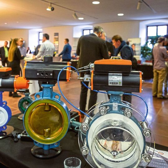 Das 13. Schüttgut-Forum bot wieder viel Raum für den fachlichen Austausch zwischen Besuchern und Ausstellern. Das 13. Schüttgut-Forum bot wieder viel Raum für den fachlichen Austausch zwischen Besuchern und Ausstellern.