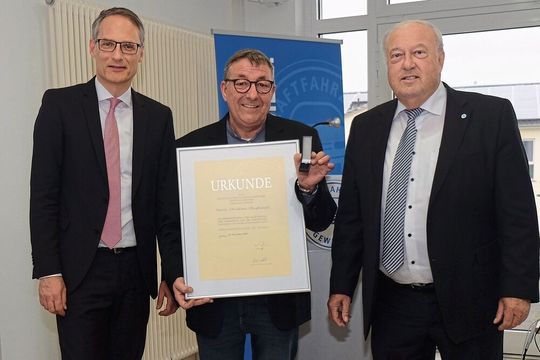 Ausgezeichnet: Geschäftsführer Jens Bleutge (li.) und Präsident Hans-Werner Norren (re.) überreichen dem scheidenden Landesinnungsmeister Christian Pflughaupt die Silberne ZDK-Ehrennadel.