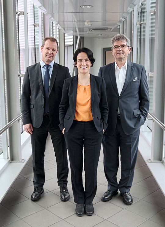 Geschäftsführer der Pfeiffer Vacuum GmbH Daniel Sälzer (l.) und Metin Gerceker (r.) empfangen diesjährige Röntgenpreisträgerin Privatdozentin Dr. Adriana Pálffy-Buß. Geschäftsführer der Pfeiffer Vacuum GmbH Daniel Sälzer (l.) und Metin Gerceker (r.) empfangen diesjährige Röntgenpreisträgerin Privatdozentin Dr. Adriana Pálffy-Buß.