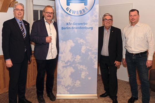 Blicken voraus: (v.li.) Knut Deutscher (Hauptgeschäftsführer HWK Cottbus), Thomas Lundt (Vizepräsident), Peter Lange (Präsident) und Ringo Becker (Vizepräsident; alle drei Kfz-Gewerbe Berlin-Brandenburg).