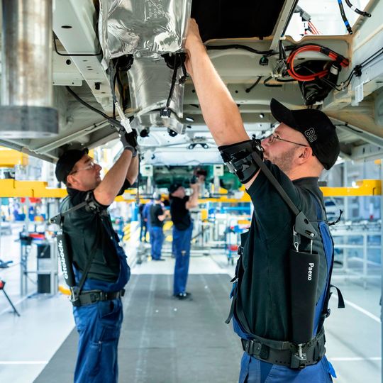Die deutsche Autoindustrie wird in den nächsten Jahren tausende Stellen abbauen. Die deutsche Autoindustrie wird in den nächsten Jahren tausende Stellen abbauen.